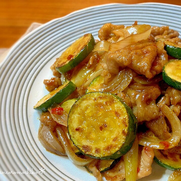 ご飯がすすむ♡豚肉とズッキーニの南蛮炒め